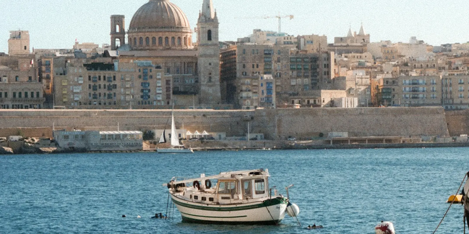 La Valeta con la cúpula de la basílica del Carmen sobre el mar