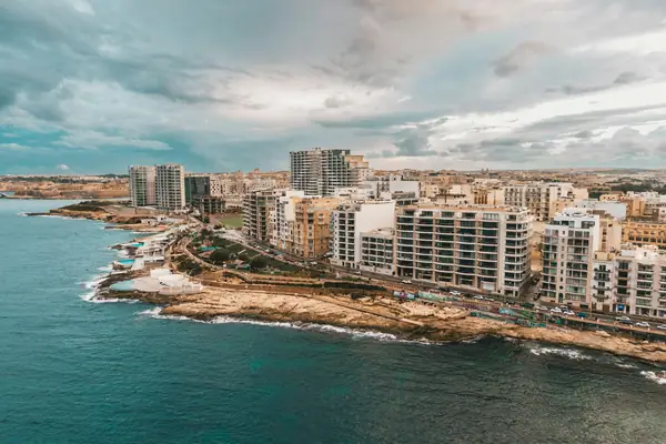 La costa de Sliema con sus edificios junto al mar