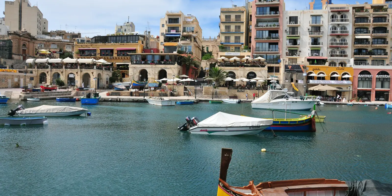 Barcas y terrazas en la bahía de Spinola, en St Julian’s