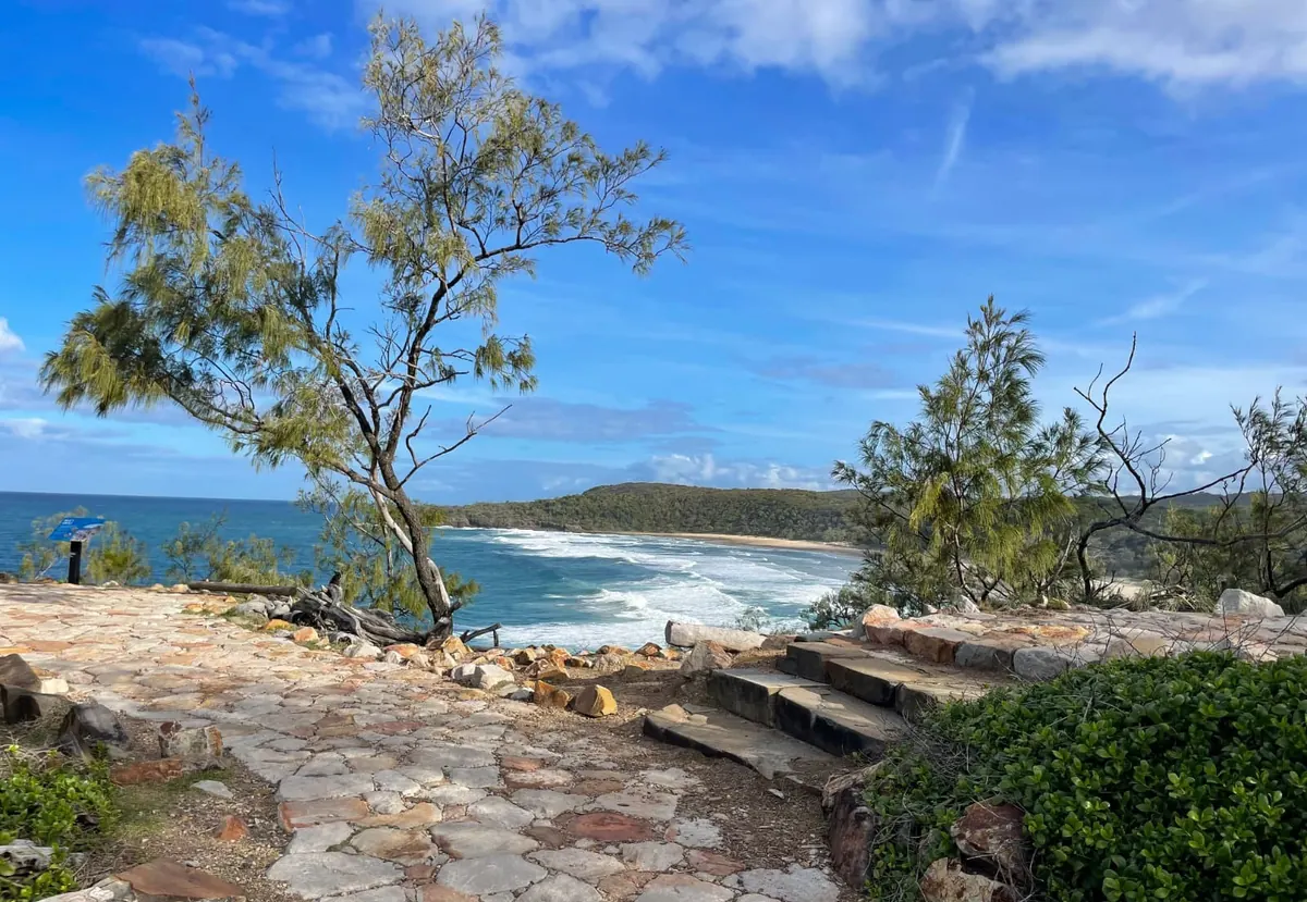 El sendero costero del parque nacional de Noosa sobre el mar