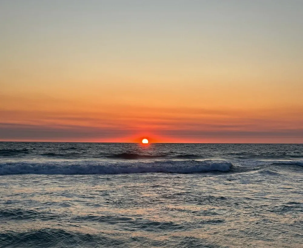 El sol se pone sobre el océano Índico en una playa de Perth