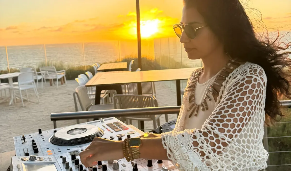 Lusiana, estudiante de Salta en Perth, pinchando como DJ en un bar frente al mar