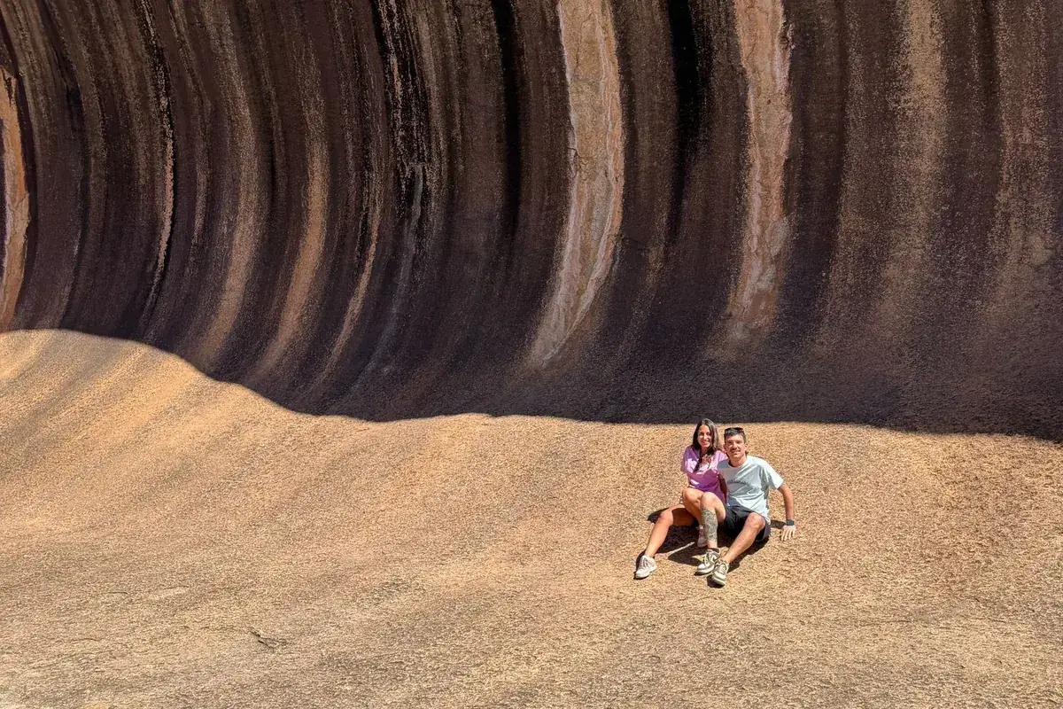 Dos estudiantes de Salta en Wave Rock, la roca con forma de ola