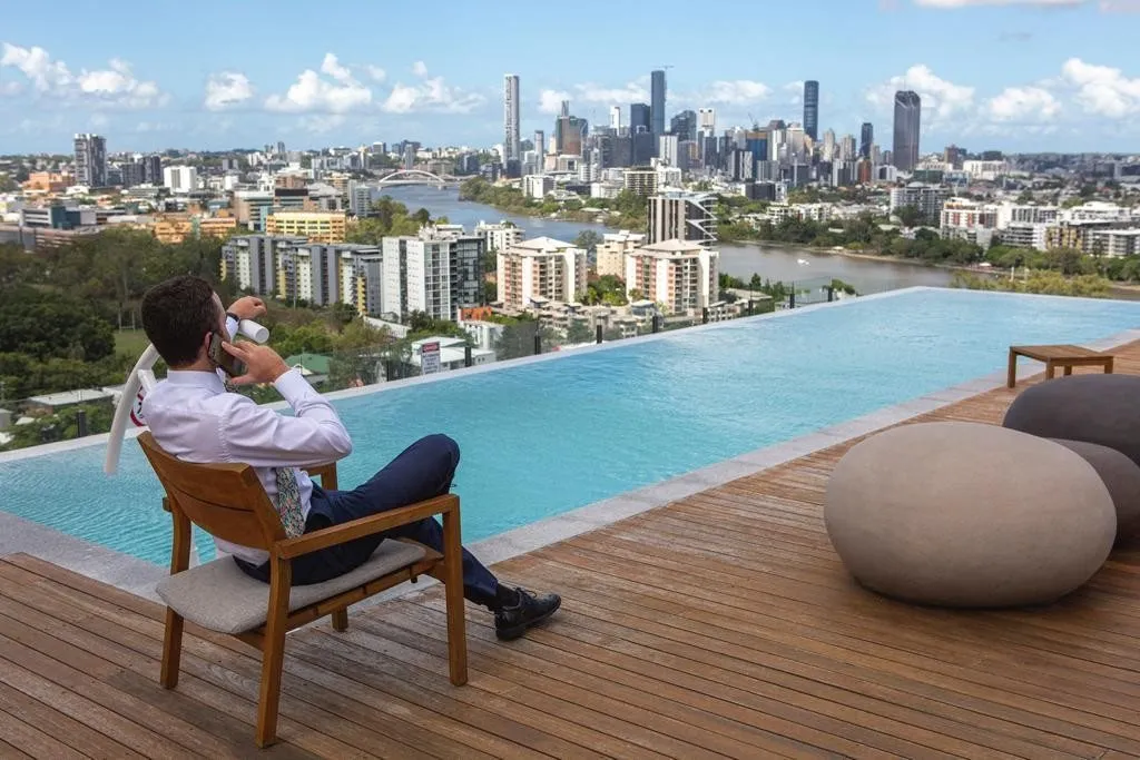 Piscina con vistas al río y a los rascacielos de Brisbane