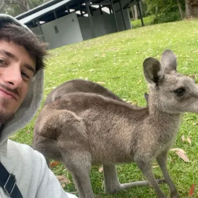 Adrián Benítez con un canguro en Australia