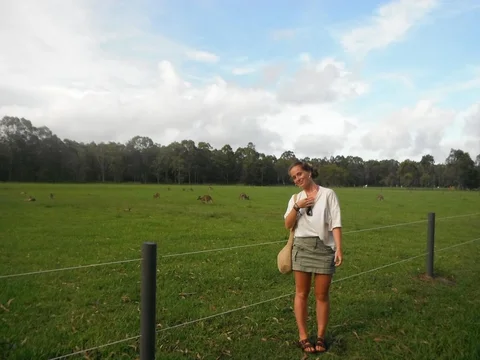 Alejandra, estudiante de Salta, en un prado con canguros