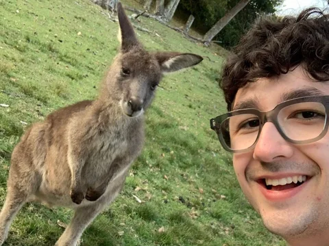 Álvaro, estudiante de Salta, con un canguro en Australia
