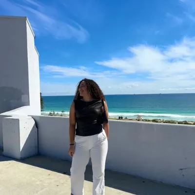 Amalia Sofía Zapata frente al mar en Australia
