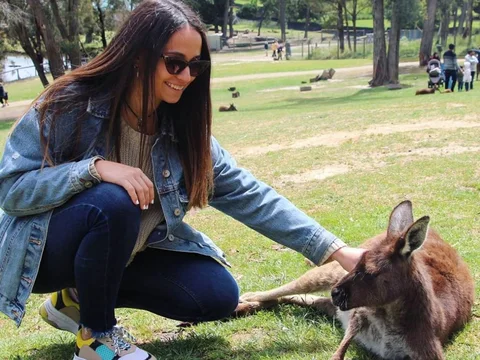 Anna, estudiante de Salta, acariciando un canguro en Melbourne