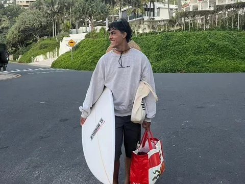 Darío, estudiante de Salta, con su tabla de surf