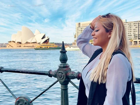 Estefanía, estudiante de Salta, en el puerto de Sydney con la Ópera al fondo