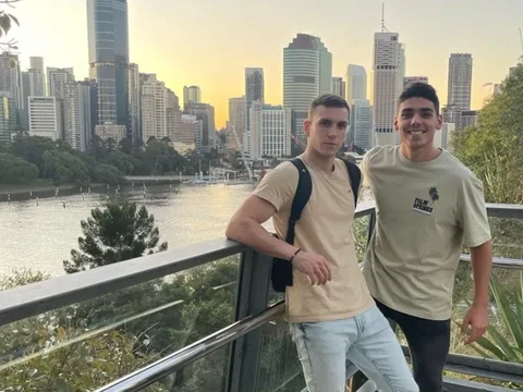 Jaime, estudiante de Salta, con su amigo Javi en un mirador de Brisbane