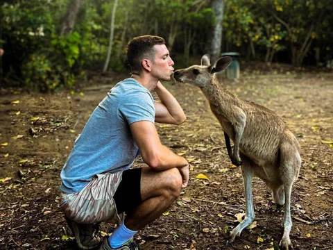 Javi, estudiante de Salta, dándole un beso a un canguro en Cape Hillsborough