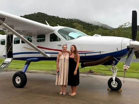 Luisa y su hija Inés junto a una avioneta en Australia