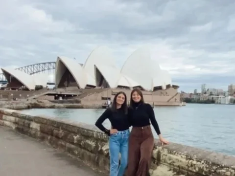 Marta y Paula, estudiantes de Salta, con la Ópera de Sydney al fondo