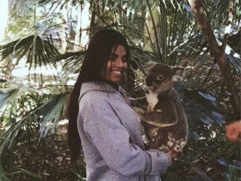 Shiva, estudiante de Salta, con un koala en Brisbane