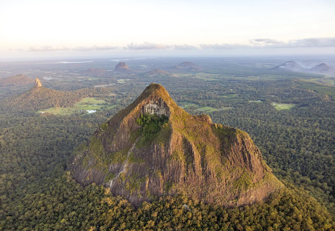 Los Glass House Mountains desde el aire