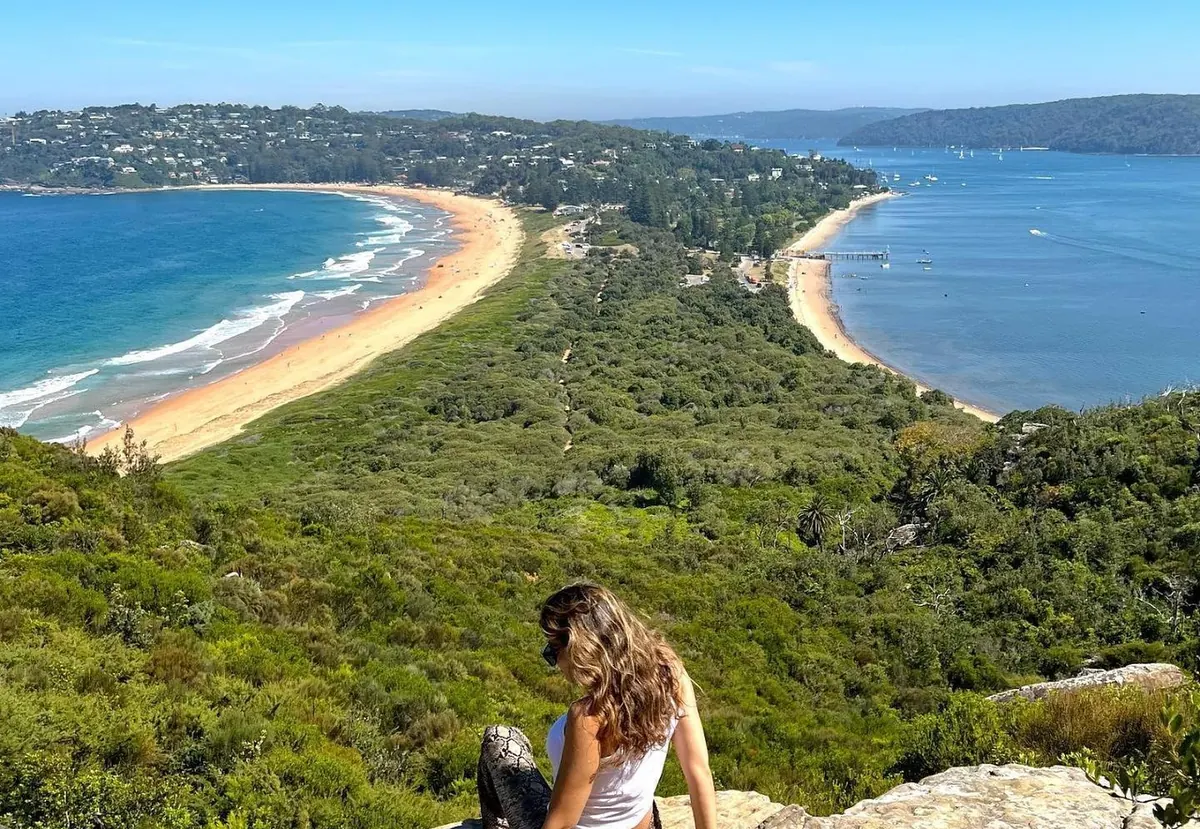 Una estudiante en el mirador de Barrenjoey, sobre Palm Beach