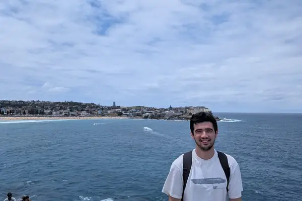 Adri, estudiante de Salta, en el paseo costero con la playa de Bondi al fondo