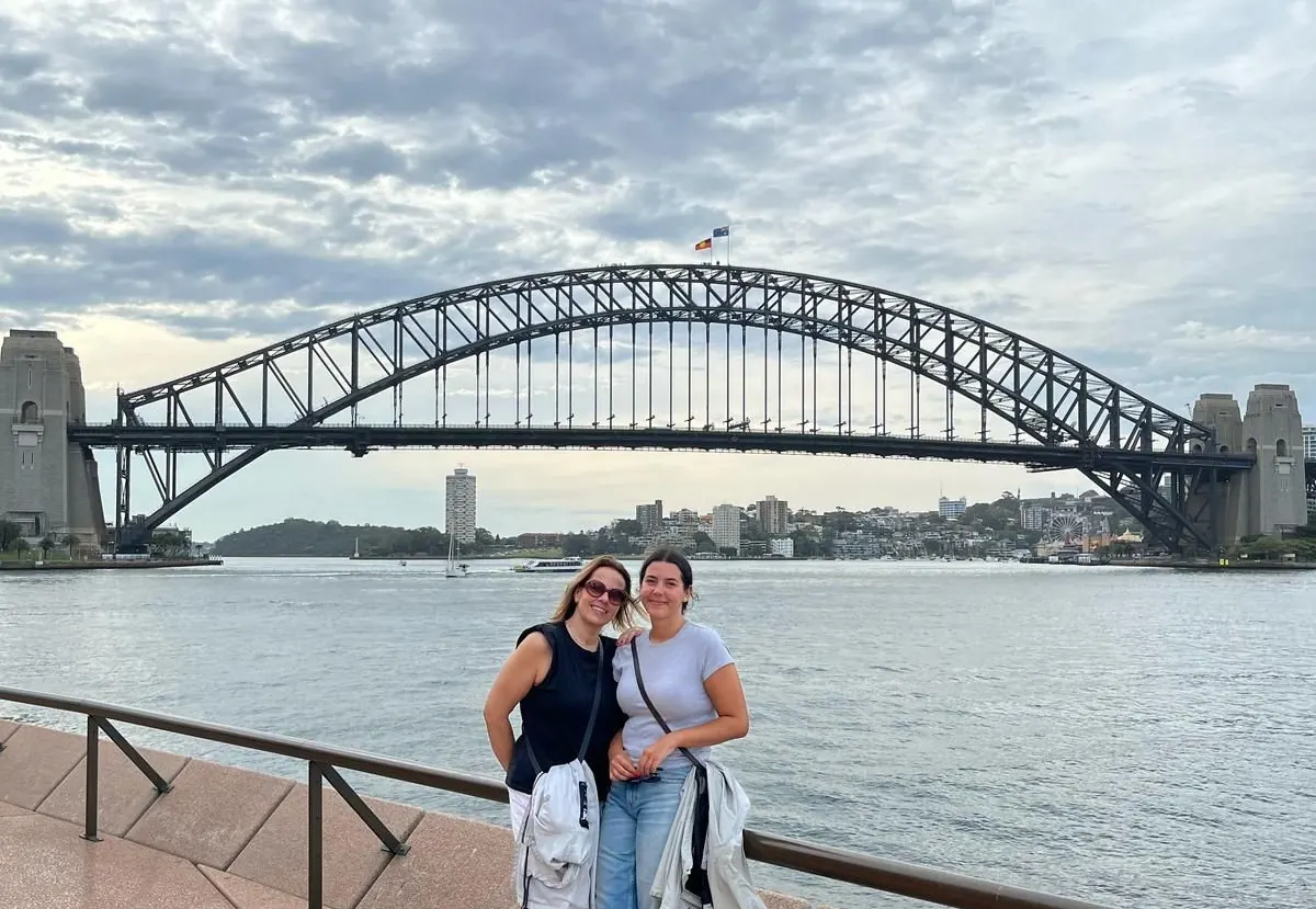 Dos estudiantes de Salta frente al Harbour Bridge