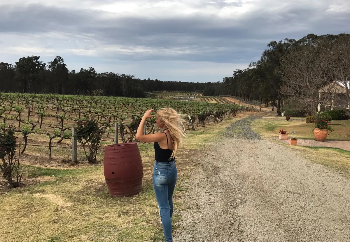 Una estudiante entre los viñedos del Hunter Valley