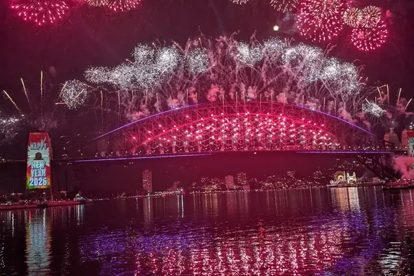 Fuegos artificiales de Nochevieja sobre el Harbour Bridge de Sydney