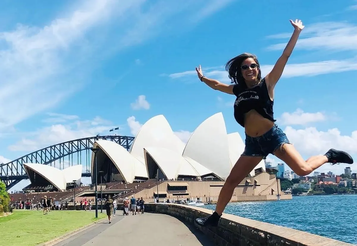 Una estudiante de Salta saltando delante de la Ópera y el Harbour Bridge