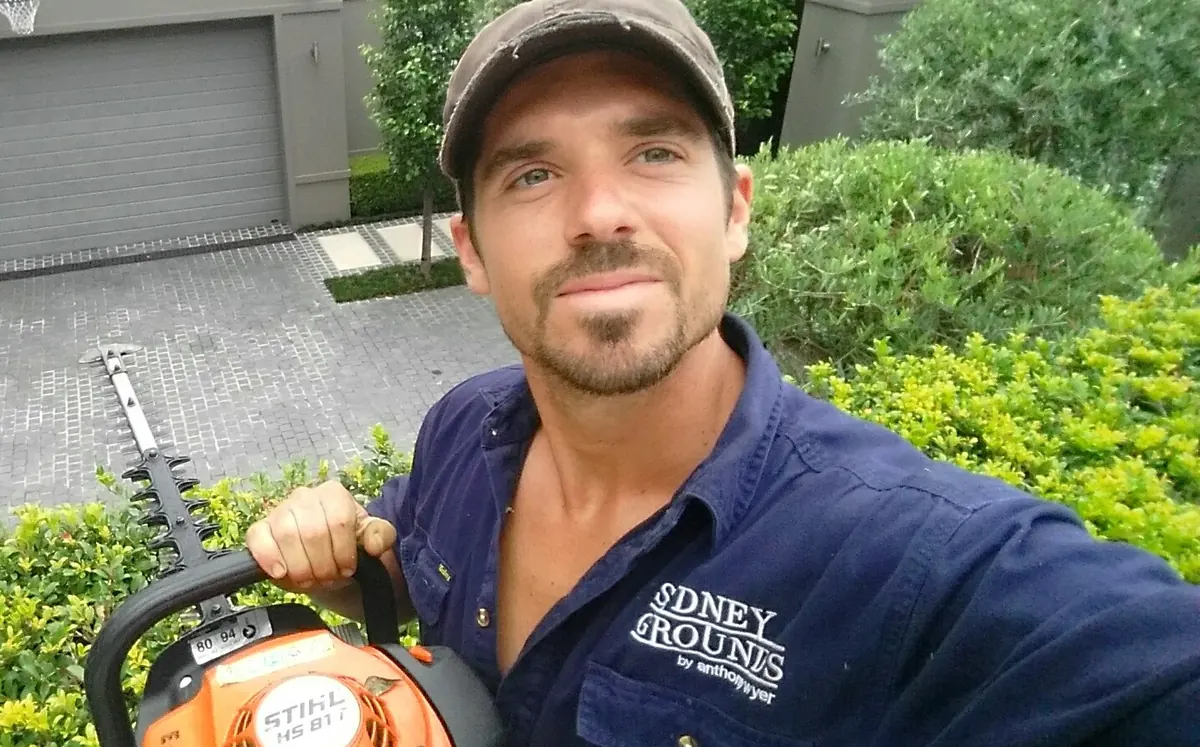 Un estudiante trabajando de jardinero en Sydney