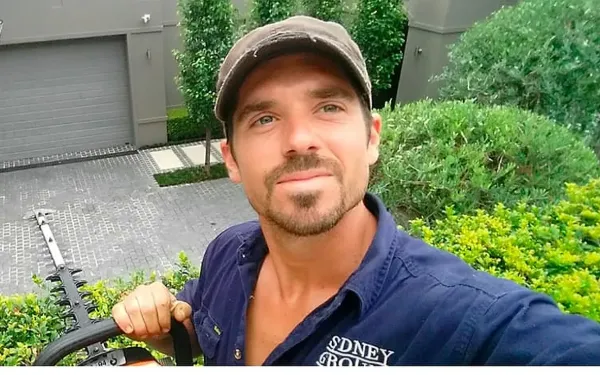 Asier, estudiante de Salta, trabajando de jardinero en Sydney