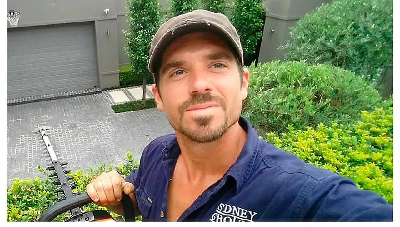 Asier, estudiante de Salta, trabajando de jardinero en Sydney