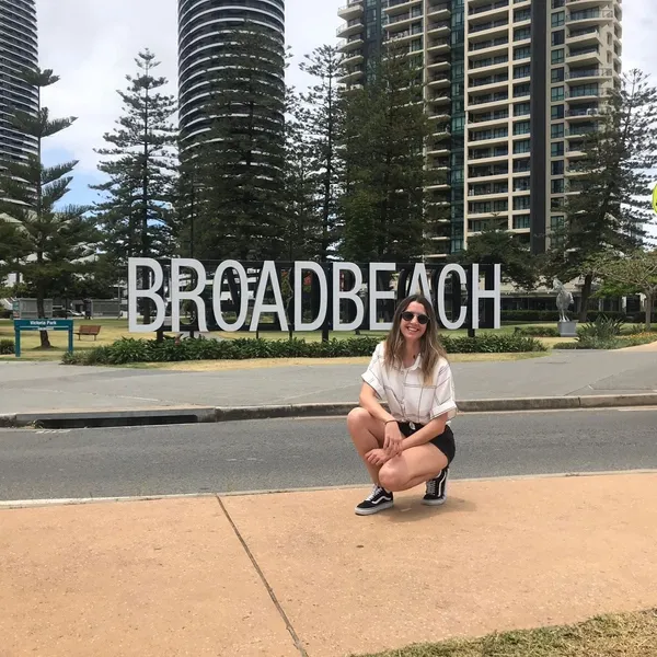 Estudiante de Salta junto a las letras de Broadbeach, en Gold Coast