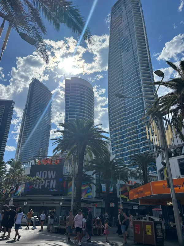 Cavill Avenue, la calle principal de Surfers Paradise, con palmeras y rascacielos