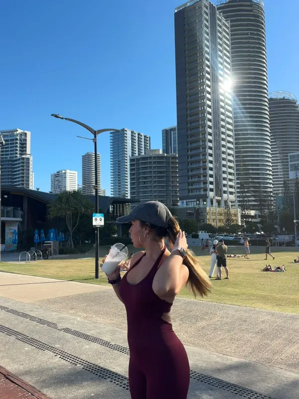Sole, estudiante de Salta, junto a los rascacielos de Gold Coast