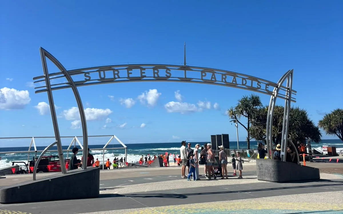 El arco de Surfers Paradise, en Gold Coast, junto a la playa
