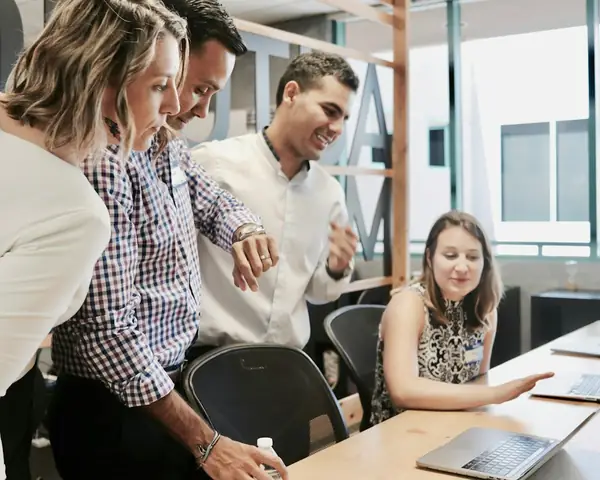 Estudiantes trabajando en equipo en una oficina moderna