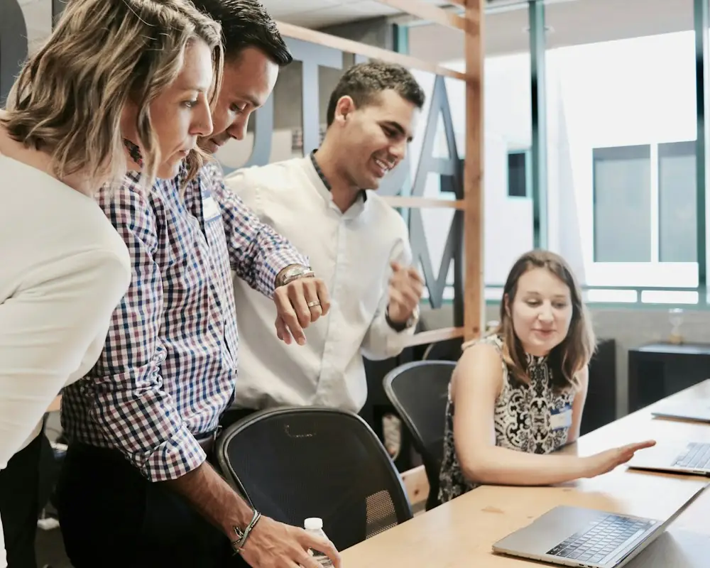 Equipo de trabajo revisando un proyecto en una oficina