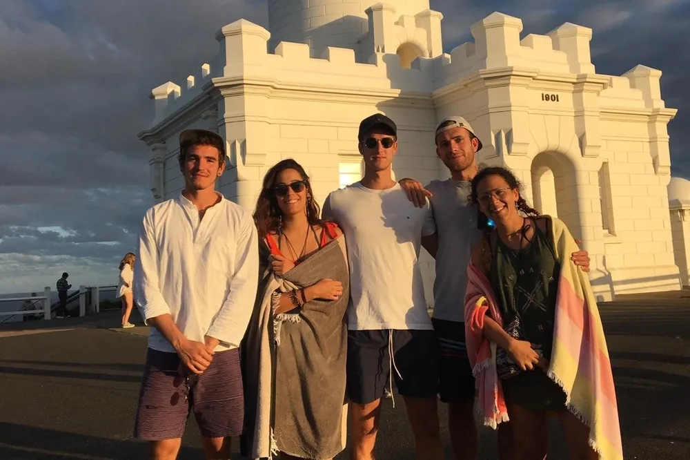 Estudiantes de Salta al atardecer junto al faro de Byron Bay