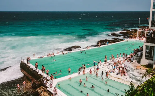 Piscina de Bondi Icebergs junto al mar en Sydney
