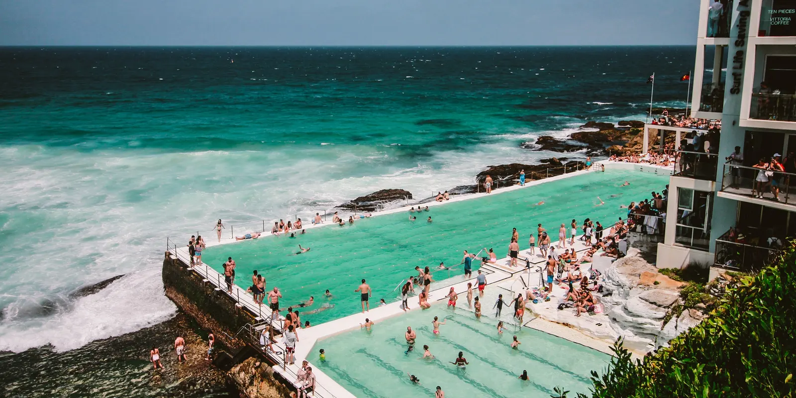 Piscina de Bondi Icebergs junto al mar en Sydney