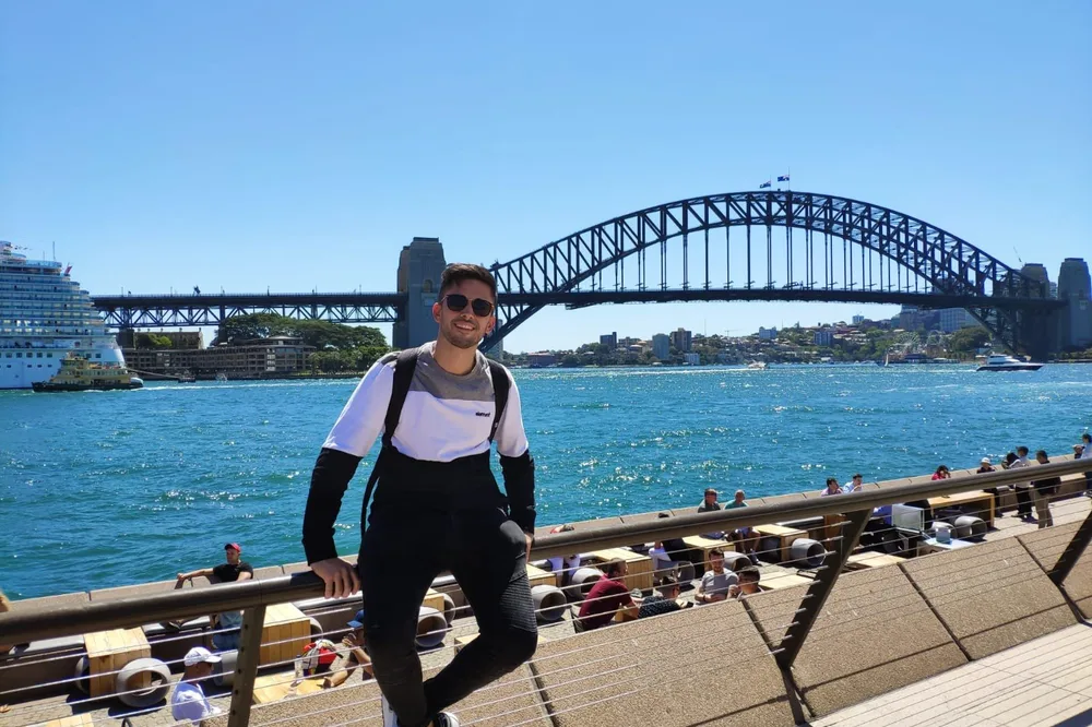 Estudiante en Circular Quay con el Harbour Bridge de Sydney