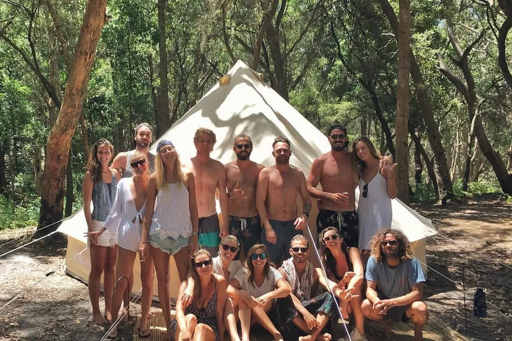 Grupo de amigos de acampada en el bosque en Australia