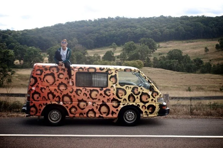 Furgoneta de viaje por las carreteras de Australia