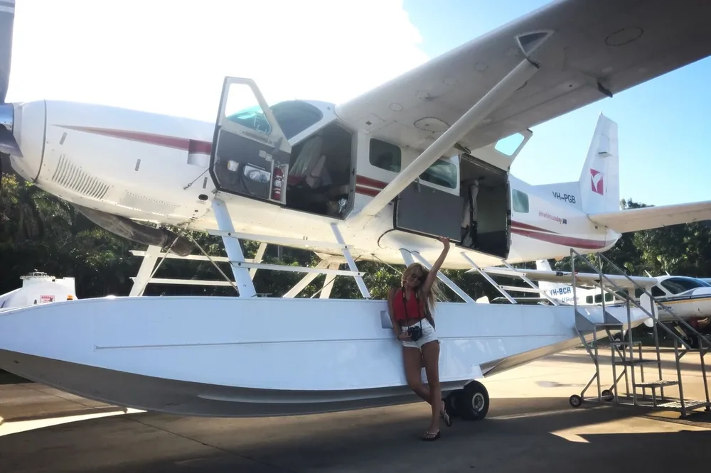 Estudiante de Salta junto a un hidroavión antes de sobrevolar las Whitsundays